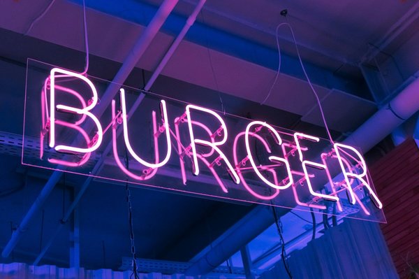 Enseignes lumineuses sur mesure : l'art de personnaliser votre espace